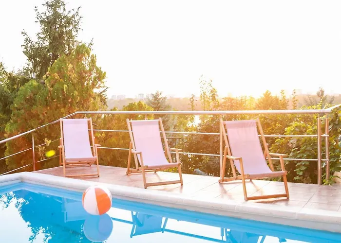 فيلة Yellow House *